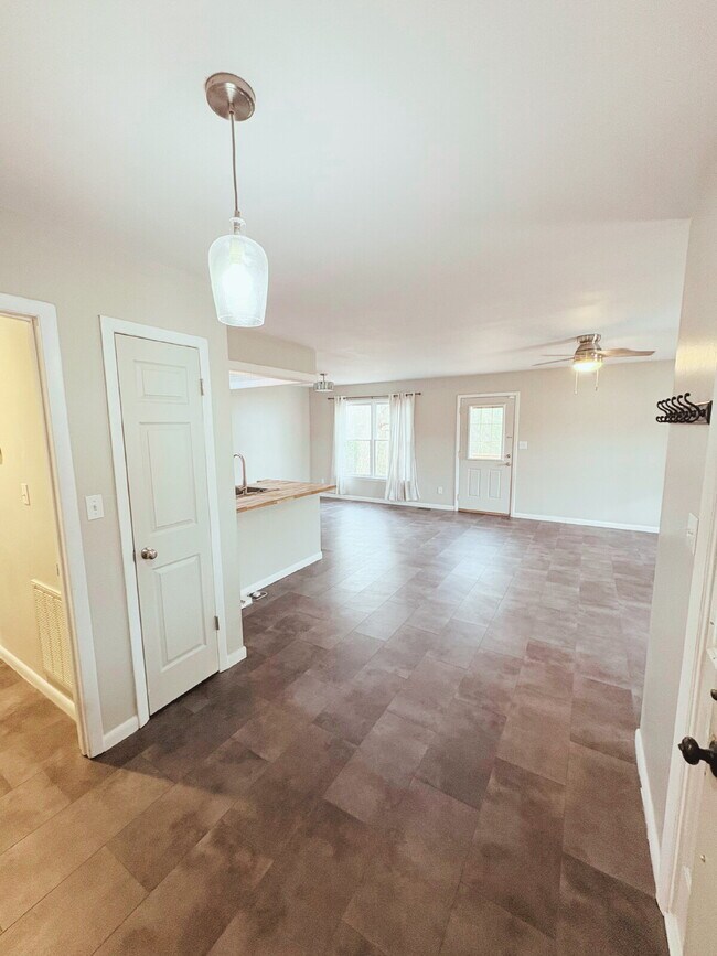 Building Photo - Open ranch home on a culdesac