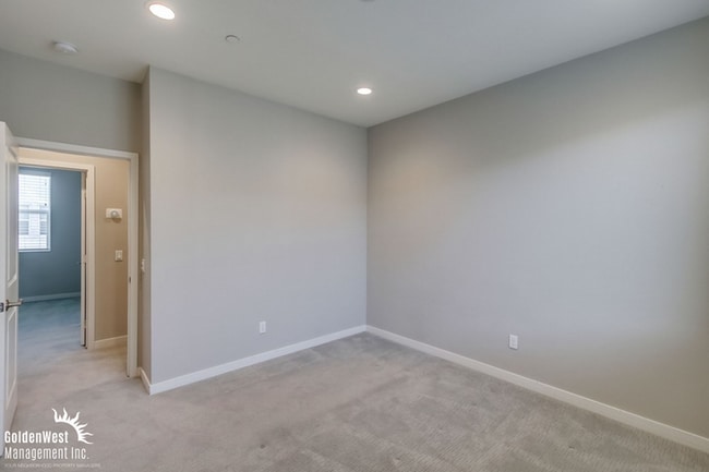 Building Photo - Stylish 3Bdm 3Ba Townhouse with Modern Upg...