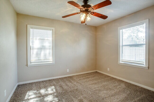 Building Photo - Pre-lease! Spacious 2 Bedroom with an extra room near Medical and TTU