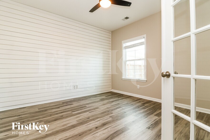 Building Photo - 244 Saxony Loop