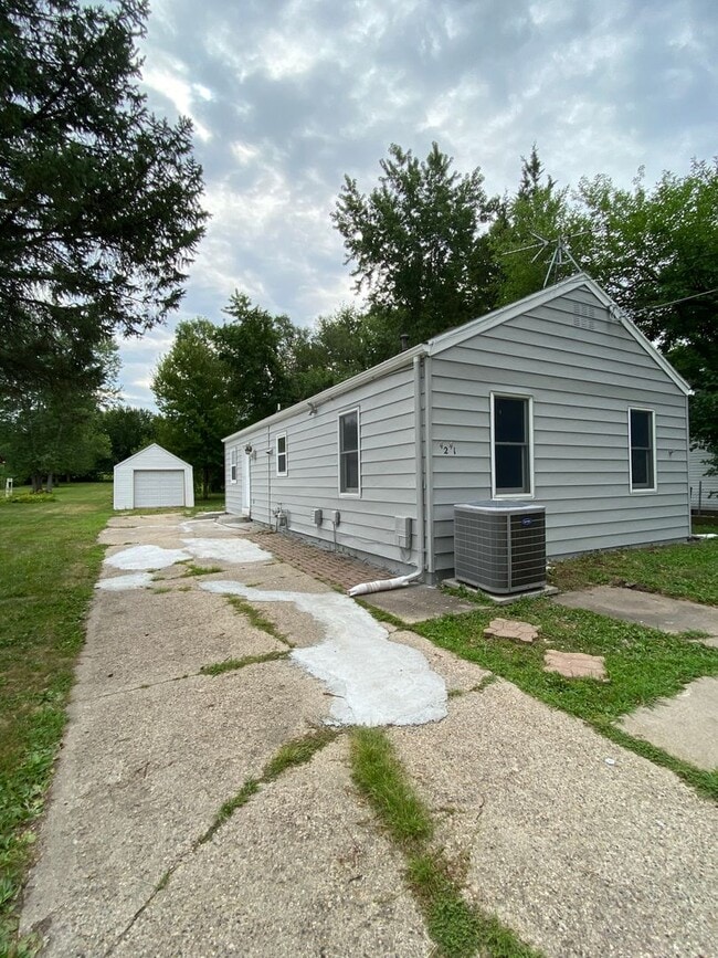 Building Photo - Renovated 3 bedroom/1bath ranch style home