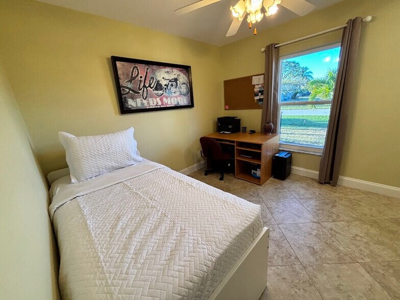 Building Photo - 583 SE Calmoso Dr