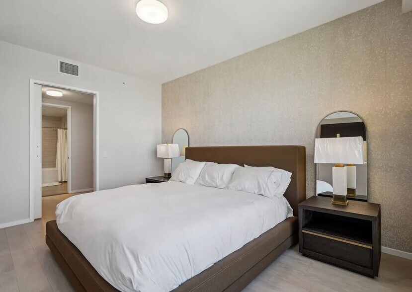 Large bedroom with bedside tables. - 877 Francisco St