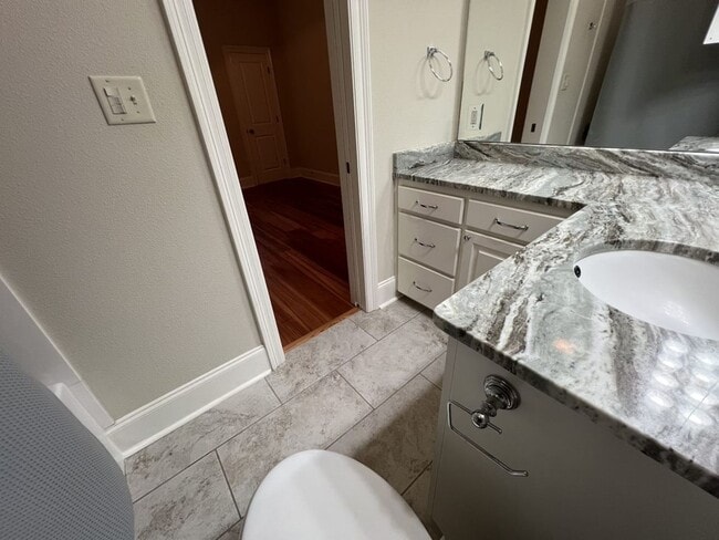Building Photo - Trendy, 2 bedroom, 2 bathroom townhouse lo...