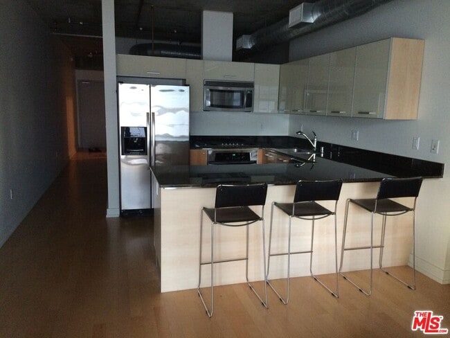 Building Photo - 645 W 9th St