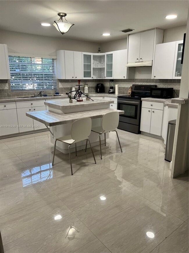 Building Photo - 6284 SW 26th St