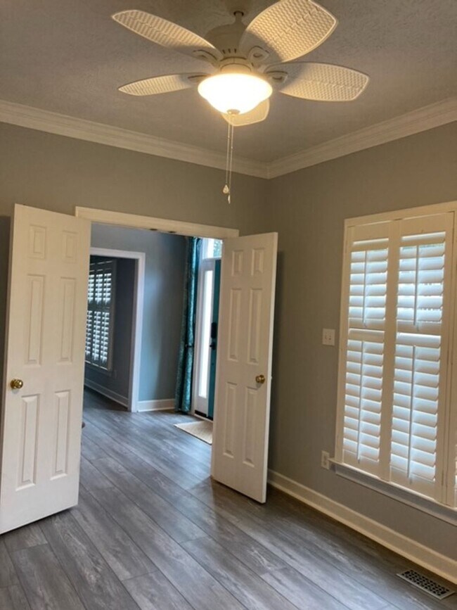 Building Photo - 117 Runaway Ln