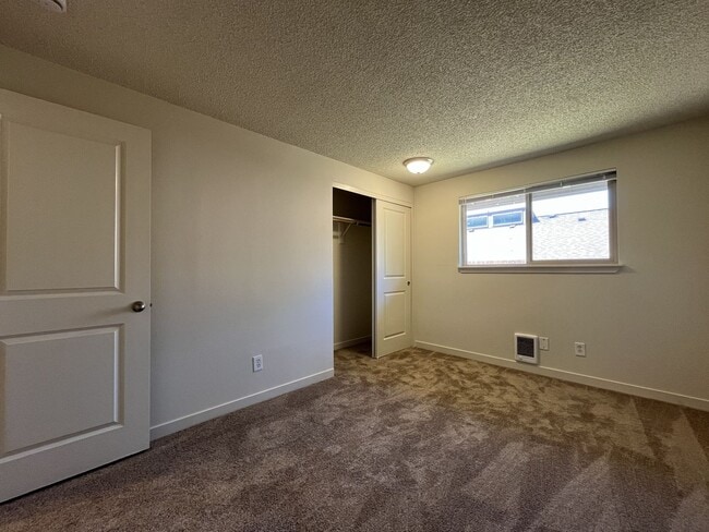 Building Photo - Bright and Airy Home with Stainless Steel Kitchen, Vaulted Ceilings & Washer + Dryer