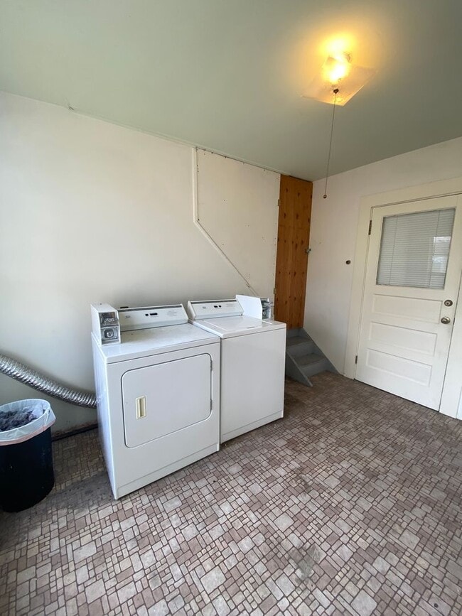 Building Photo - Charming Studio with Shared Patio and Coin-Op Laundry