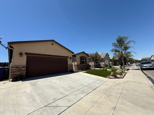 Building Photo - Must See! Fully furnished 3 bedroom, 2 bat...