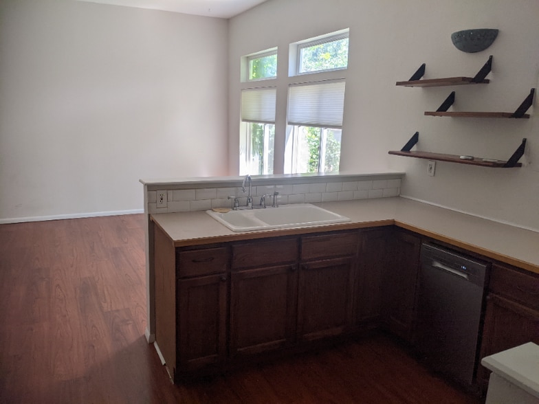 Building Photo - 708 White Pines Dr