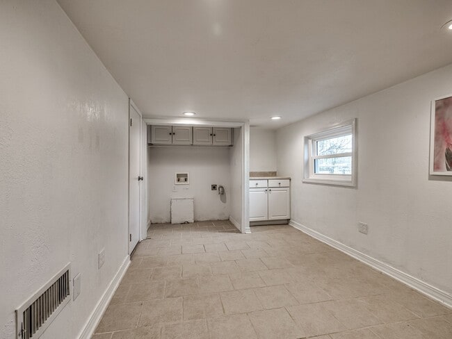 Building Photo - 458 S Indianapolis Ave