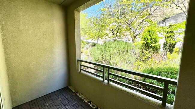 Building Photo - Bright + Spacious First-Floor Condo in Par...