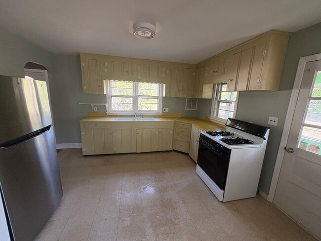 Building Photo - Charming Barnegat Retreat – Cozy 3-Bed Hom...