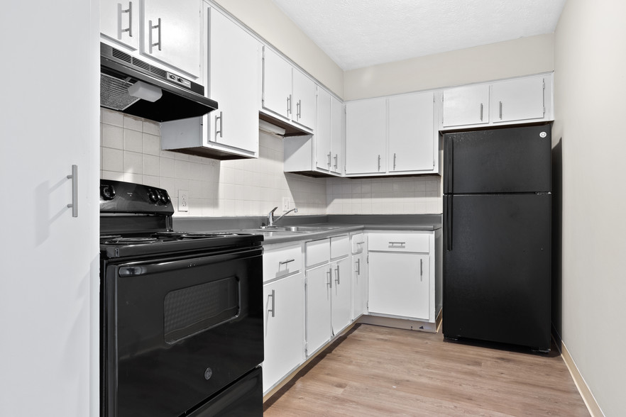 1BR Kitchen - Tamarack Arms Apartments