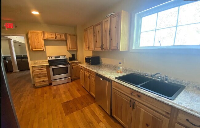 Building Photo - 57 Winchester St - Rooms for Rent