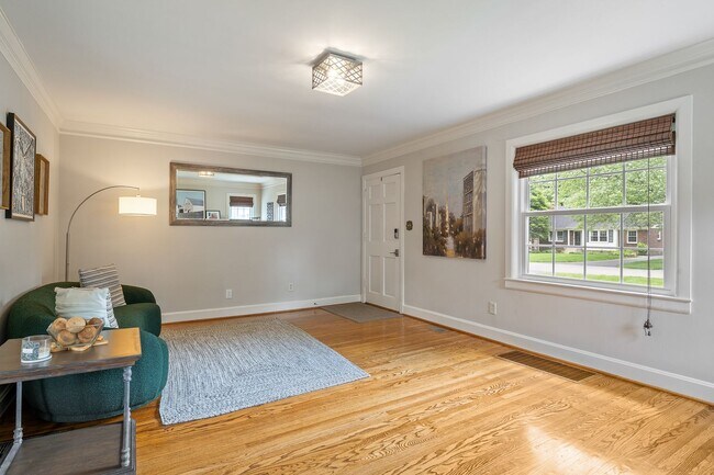 Building Photo - Charming St. Matthews Ranch