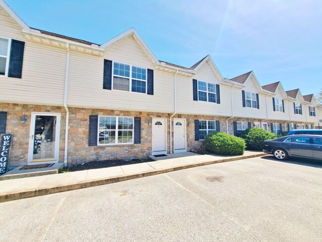 Building Photo - 2 Bed / 1-1/2 Bath Townhome