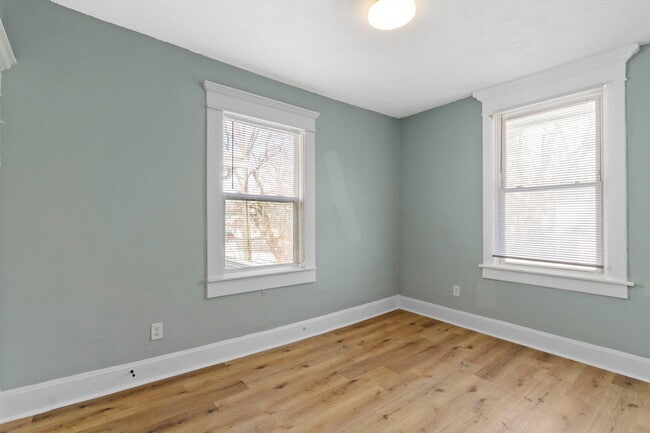 Building Photo - 17 E Parkview Ave