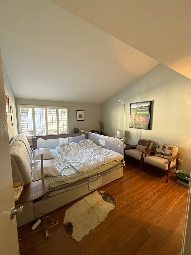 Building Photo - 224 S Marengo Ave