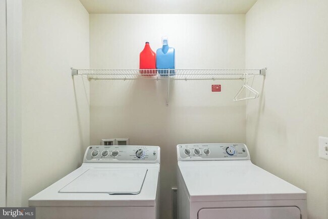 Building Photo - 42385 Trellis Square