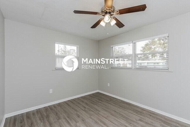 Building Photo - 3 Bedroom Pet-Friendly Home in Sarasota, FL with Main Street Renewal