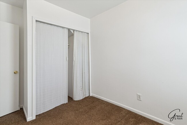 Building Photo - 3 bedroom bungalow $1300