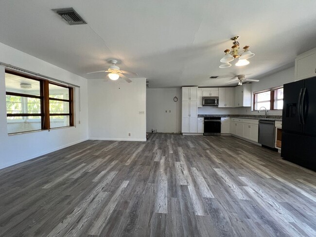 Building Photo - $1,475 ** Annual Lease (Includes Water/Electric/Lawn) * 1 Bedroom / 1 Bath * DUPLEX * Historic, D...