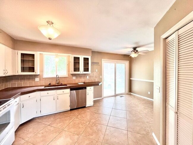 Building Photo - Charming Cottage-Style Ranch with Private ...