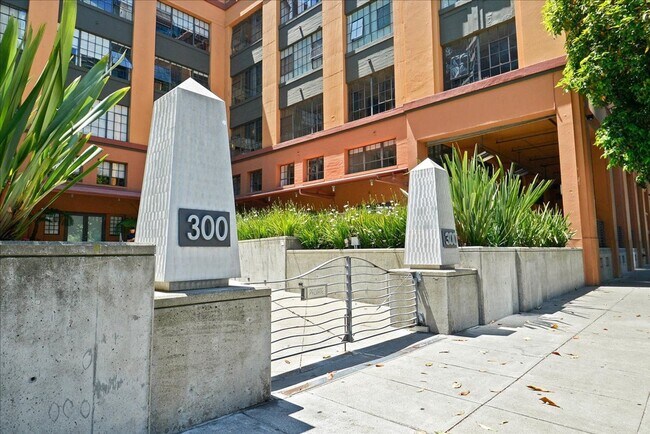 Building Photo - Sophisticated & Chic 2-Level Loft in SOMA ...
