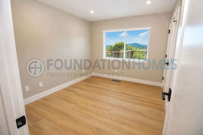Building Photo - 124 Esmeyer Dr