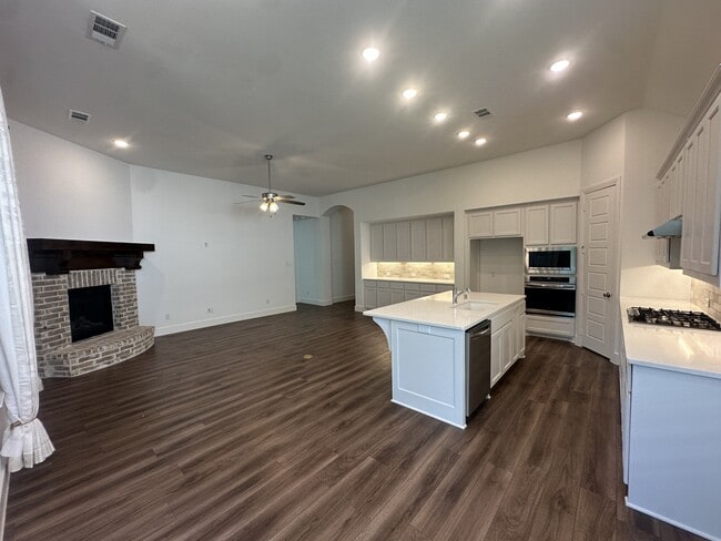 Building Photo - 720 Wycliffe Dr
