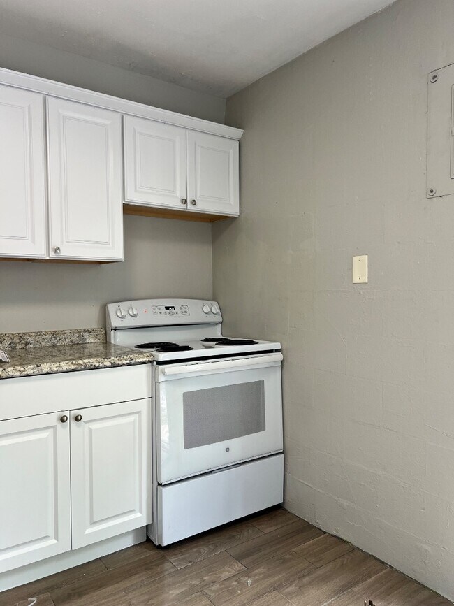 Building Photo - 901 Colyer St