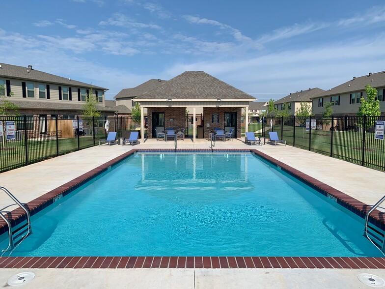 Community Pool - Buckeye Crossing Townhomes