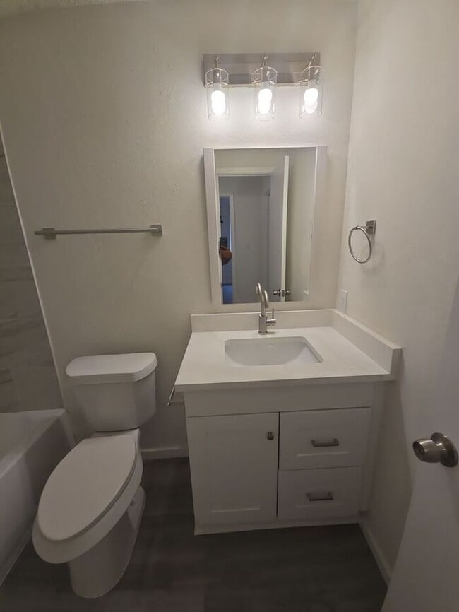 Building Photo - **Newly Updated 2 Bed Home with Spacious B...