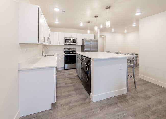 Building Photo - 911 S Main-911-301