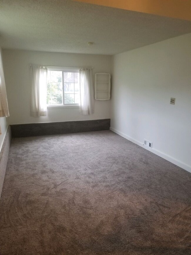 Building Photo - Charming 3 bedroom, 1.5 bathroom 1,448 sq....
