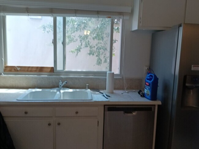 Building Photo - 3 Bedroom, 2-Bathroom in the NE Heights, C...