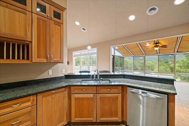 Building Photo - Bright and Spacious Home on Cascades Rd