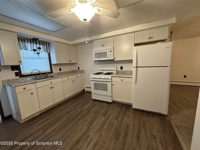 Building Photo - 548 Main St