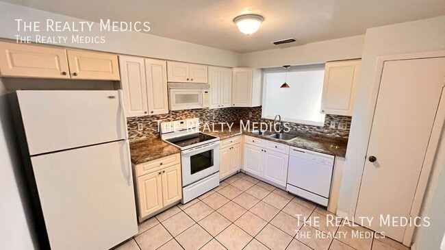 Building Photo - 7628 University Garden Dr