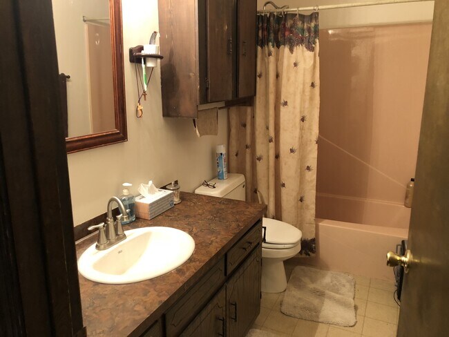 Building Photo - Top notch property!