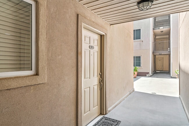 Building Photo - 500 Lake Marina Dr