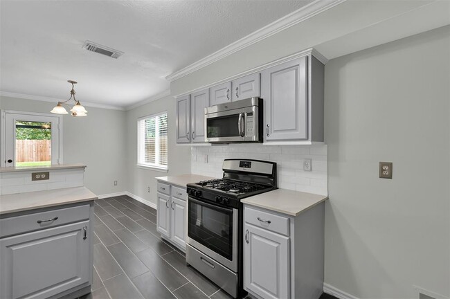 Building Photo - 12652 Pine Bush Dr