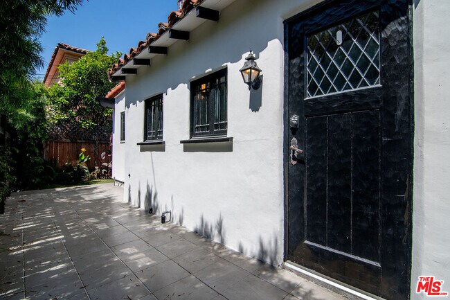 Building Photo - 1159 S Hayworth Ave