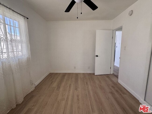 Building Photo - 1542 W 60th St