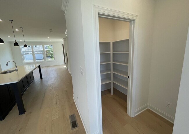 Walk-In Pantry - 4008 Varick St