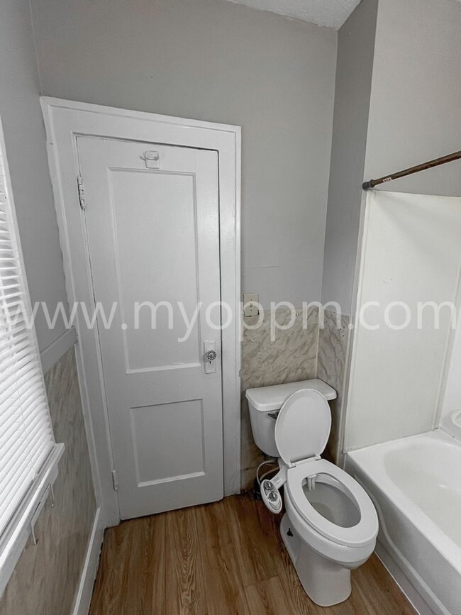 Building Photo - 2 Bedroom / 1 Bath Home Near Fontenelle Park!