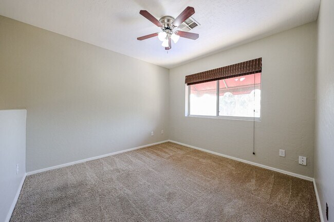 Building Photo - Stunning 3 bedroom, 2.5 bathroom Gold Cour...