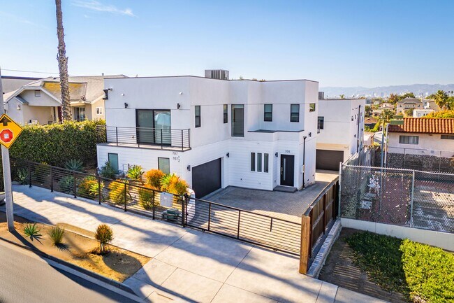 Building Photo - 705 Benton Wy